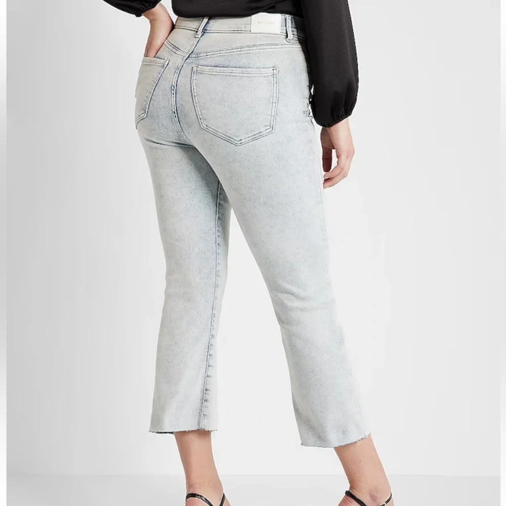 Express Women’s High Waisted Light Wash Raw Hem Cropped Flare Jeans, Size 8P - Picture 2 of 6